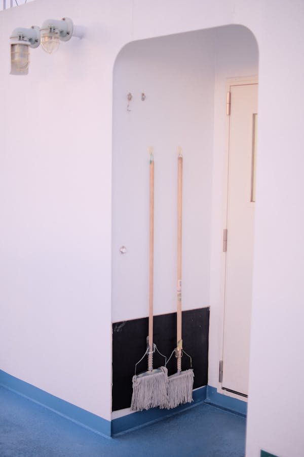 Optimisez votre rangement avec l'accroche balai mural idéal